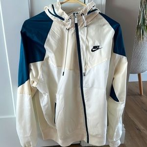 Nike Windbreaker in a Men’s size Small.  This item is 100% authentic.